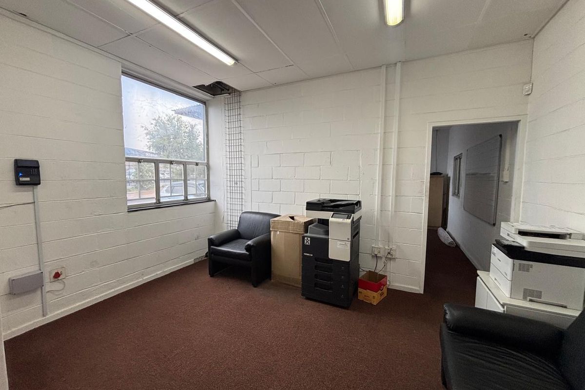 Prime Industrial Warehouse & Office Facility To Let in Maitland Park - Photo 3