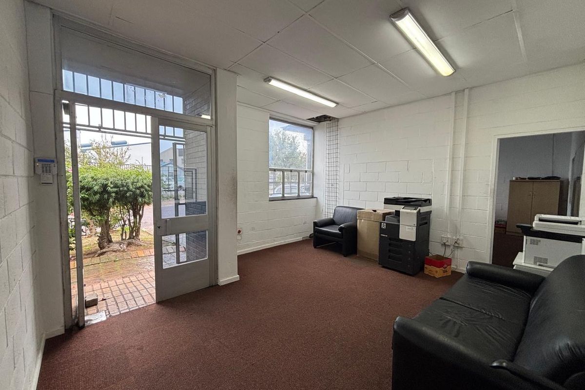 Prime Industrial Warehouse & Office Facility To Let in Maitland Park - Photo 2