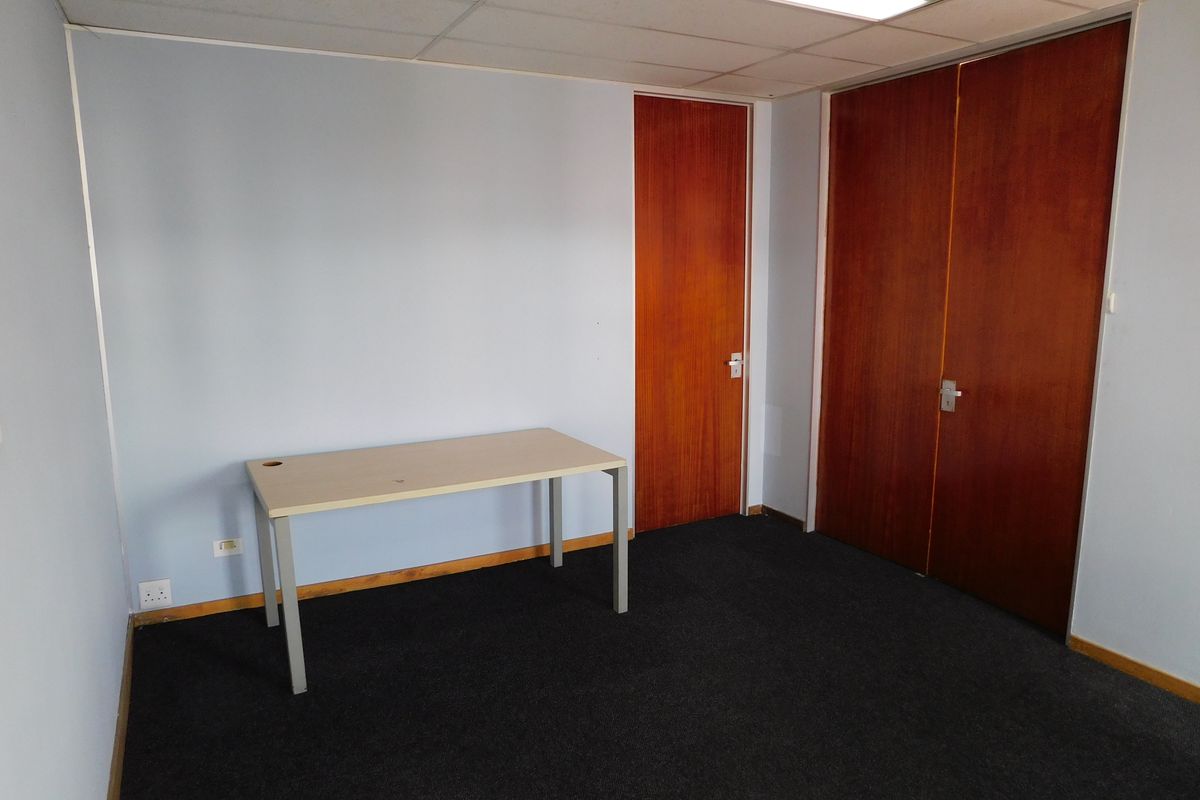 Neat Offices Available Immediately In A Small Office Park. - Photo 5