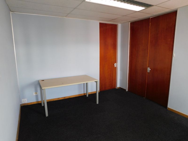 Neat Offices Available Immediately In A Small Office Park. - Photo 5