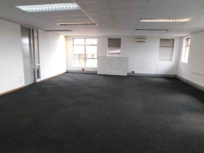 Neat Offices Available Immediately In A Small Office Park. - Photo 6
