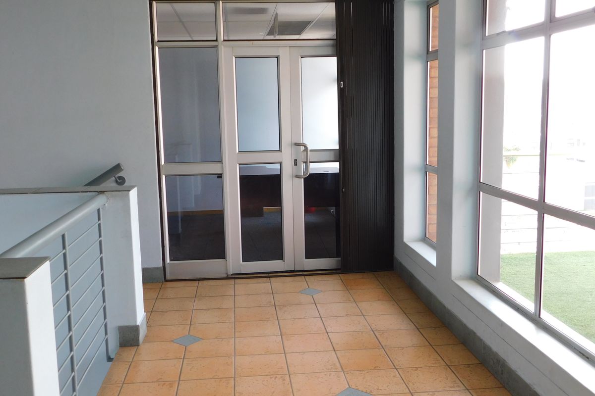 Neat Offices Available Immediately In A Small Office Park. - Photo 4