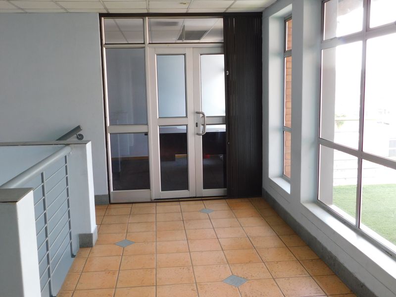 Neat Offices Available Immediately In A Small Office Park. - Photo 4