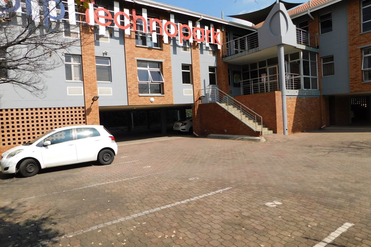 Neat Offices Available Immediately In A Small Office Park. - Photo 2