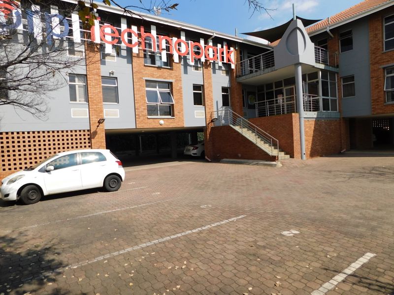Neat Offices Available Immediately In A Small Office Park. - Photo 2