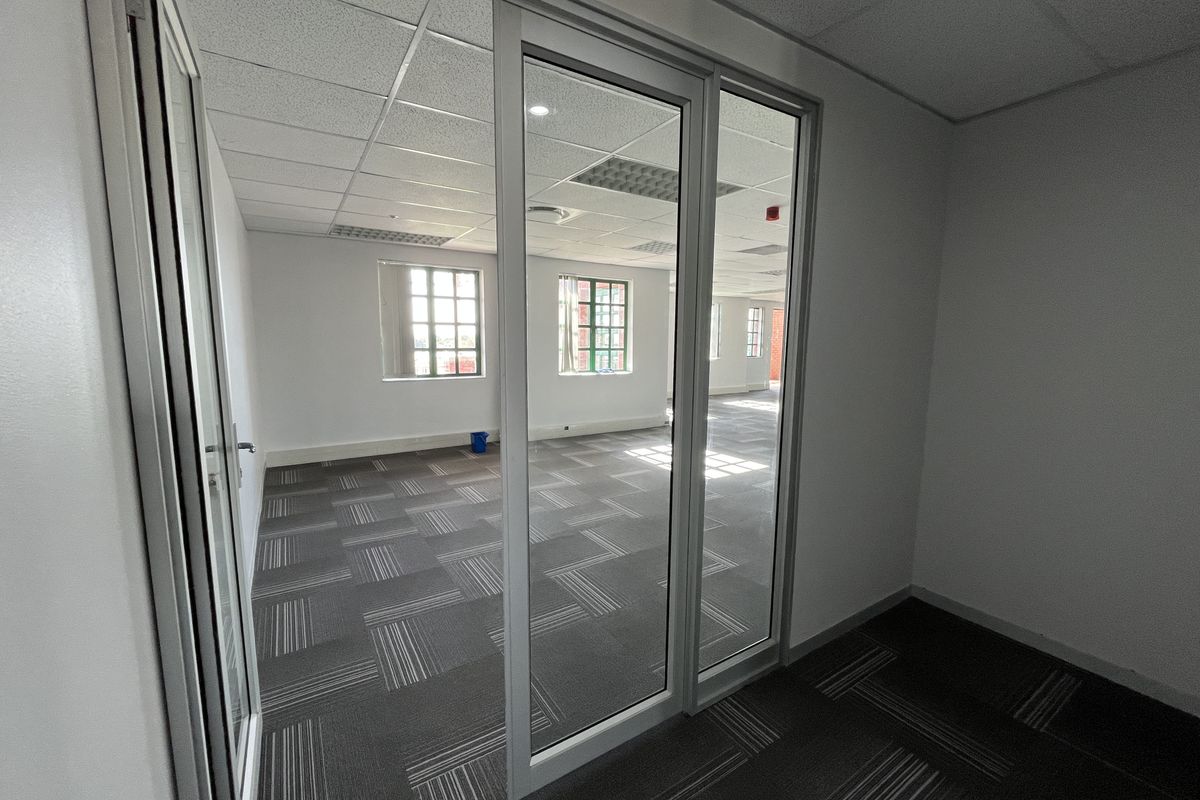 Bright & Flexible Office with Tranquil Brookside Views. Brookside Office Park, Claremont - Photo 4