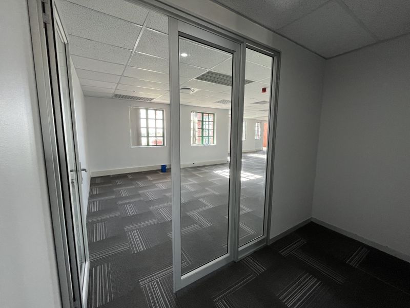Bright & Flexible Office with Tranquil Brookside Views. Brookside Office Park, Claremont - Photo 4