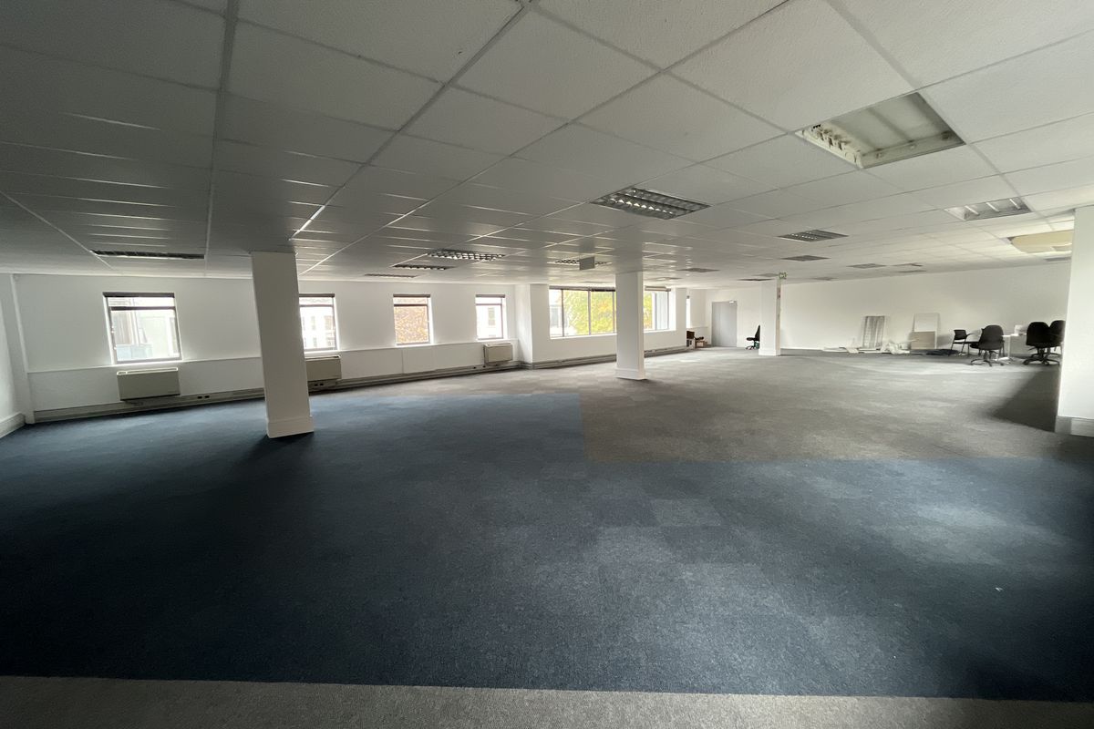 Spacious White-Box Office Ready for a Bespoke Fit-Out at Boundary Terraces - Photo 3