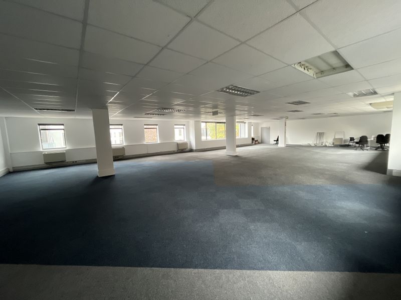 Spacious White-Box Office Ready for a Bespoke Fit-Out at Boundary Terraces - Photo 3