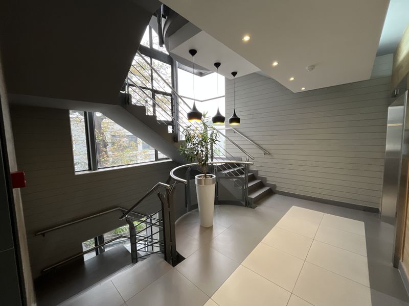 Spacious White-Box Office Ready for a Bespoke Fit-Out at Boundary Terraces - Photo 2
