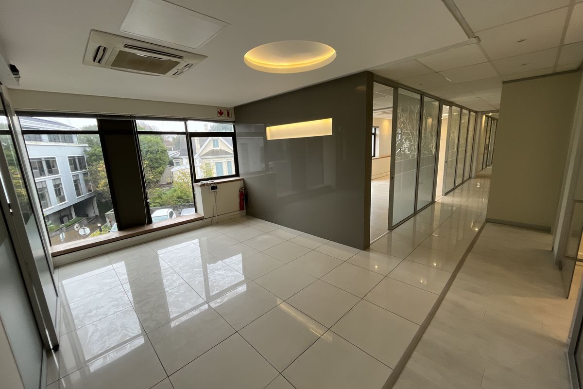 Elegant Glass-Partitioned Office in Prestigious Boundary Terraces, Newlands - Photo 2