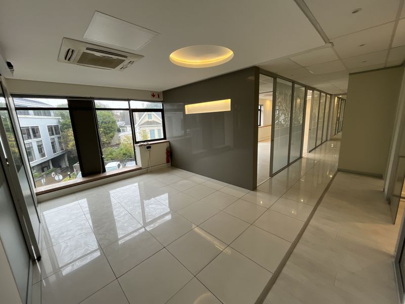 Elegant Glass-Partitioned Office in Prestigious Boundary Terraces, Newlands - Photo 2