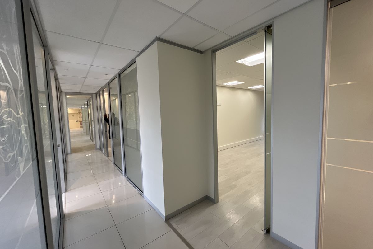 Elegant Glass-Partitioned Office in Prestigious Boundary Terraces, Newlands - Photo 4