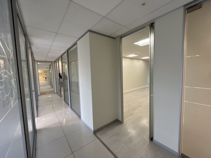 Elegant Glass-Partitioned Office in Prestigious Boundary Terraces, Newlands - Photo 4