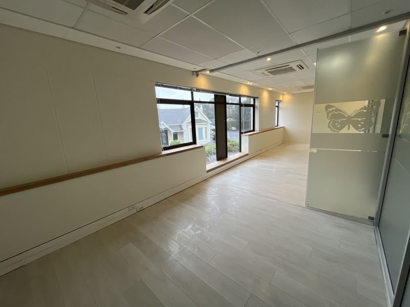 Elegant Glass-Partitioned Office in Prestigious Boundary Terraces, Newlands - Photo 8