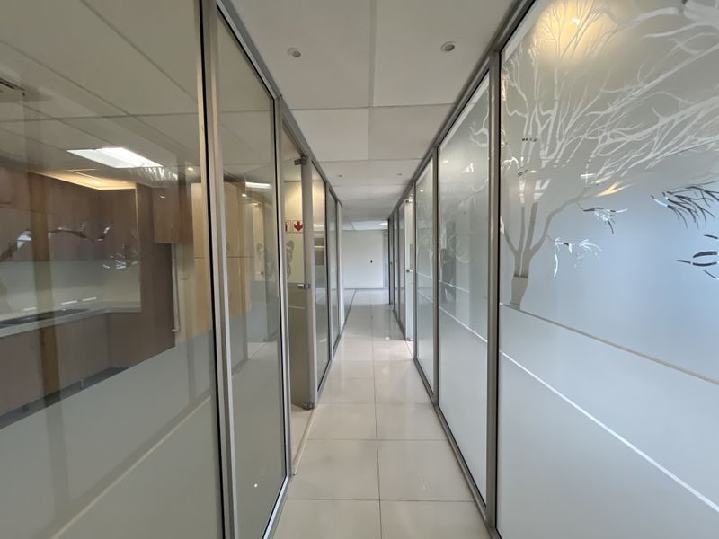 Elegant Glass-Partitioned Office in Prestigious Boundary Terraces, Newlands - Photo 9