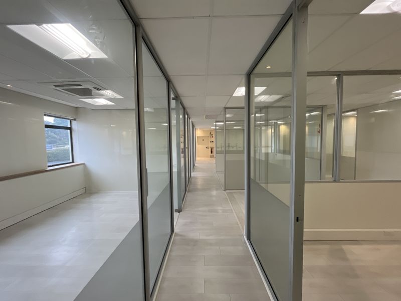 Elegant Glass-Partitioned Office in Prestigious Boundary Terraces, Newlands - Photo 7