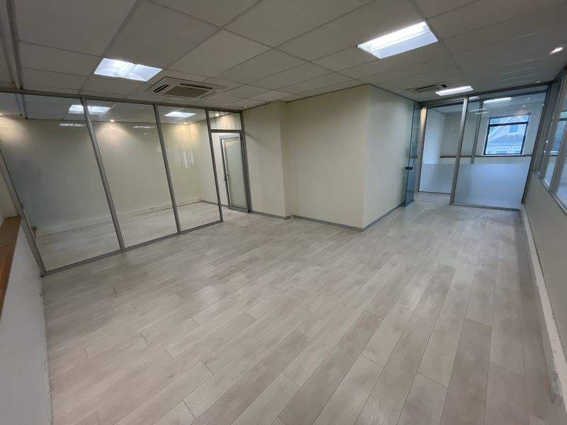 Elegant Glass-Partitioned Office in Prestigious Boundary Terraces, Newlands - Photo 6
