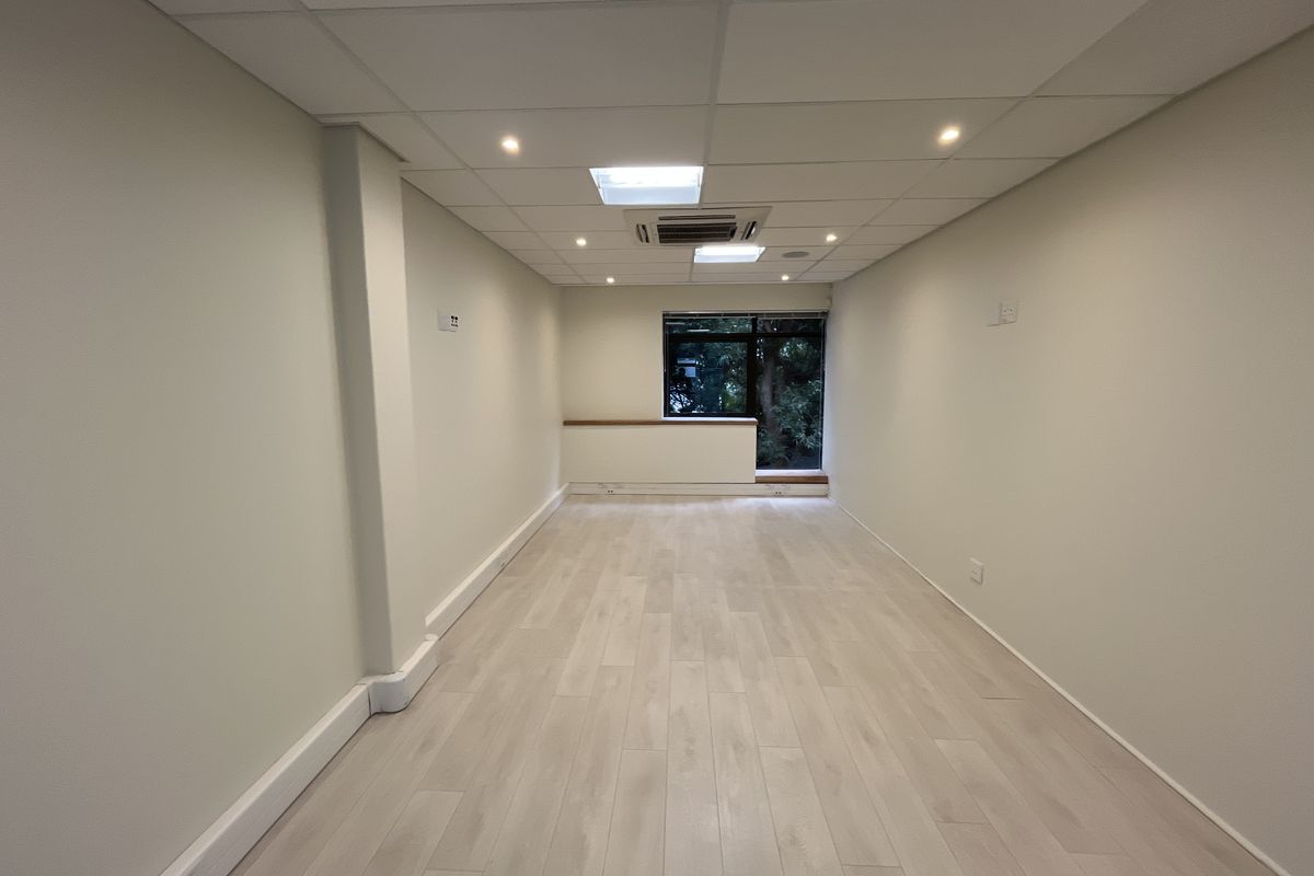 Elegant Glass-Partitioned Office in Prestigious Boundary Terraces, Newlands - Photo 5