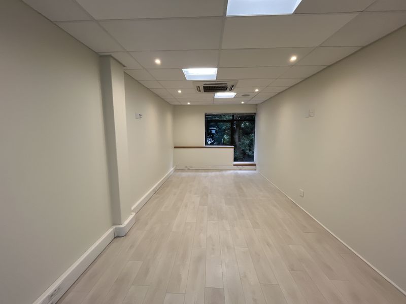 Elegant Glass-Partitioned Office in Prestigious Boundary Terraces, Newlands - Photo 5