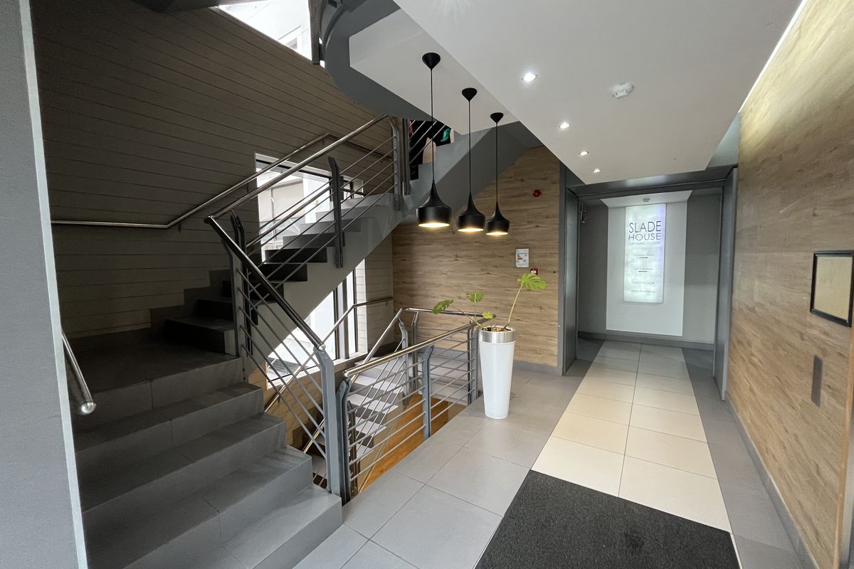 Elegant Glass-Partitioned Office in Prestigious Boundary Terraces, Newlands - Photo 3