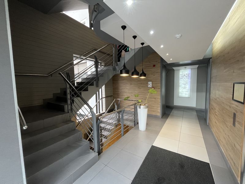 Elegant Glass-Partitioned Office in Prestigious Boundary Terraces, Newlands - Photo 3