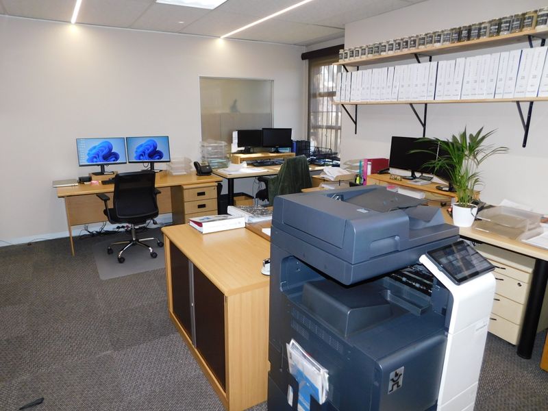 Neat Ground Floor Move In Ready Robindale Offices. - Photo 10