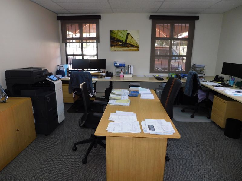 Neat Ground Floor Move In Ready Robindale Offices. - Photo 7
