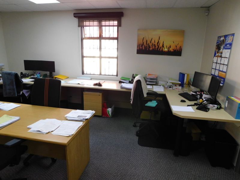 Neat Ground Floor Move In Ready Robindale Offices. - Photo 8