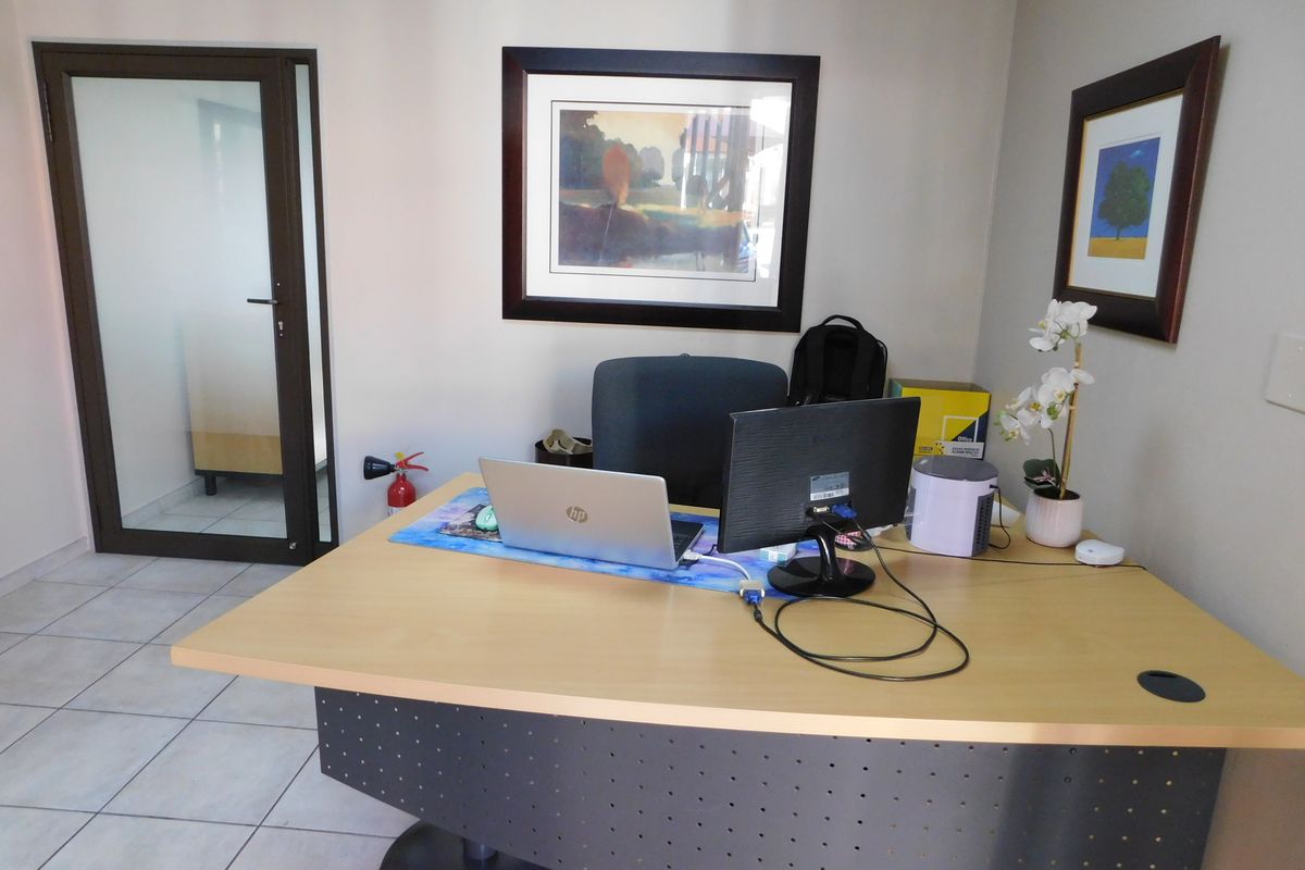 Neat Ground Floor Move In Ready Robindale Offices. - Photo 4