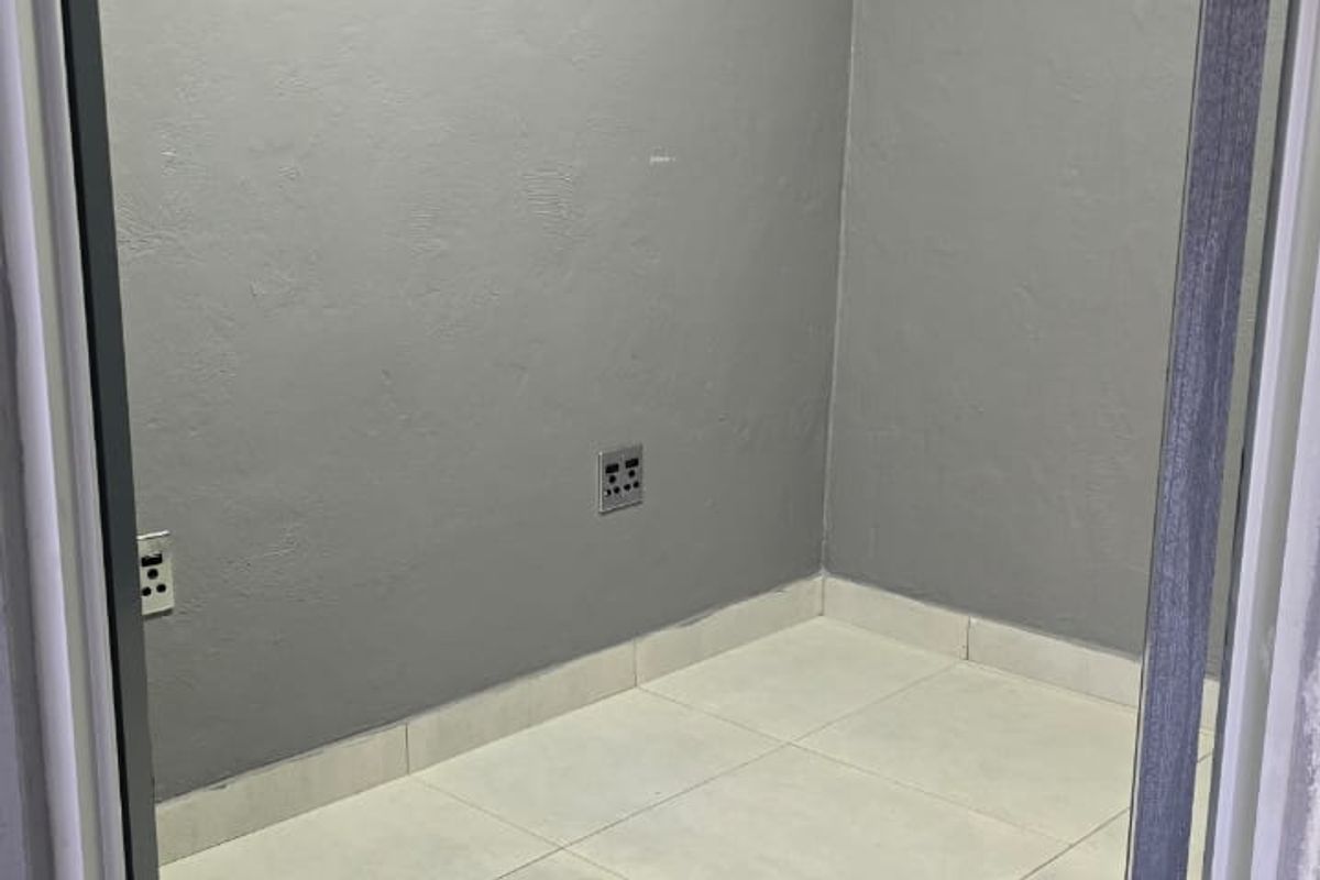 Office Space To let in popular complex - Photo 4