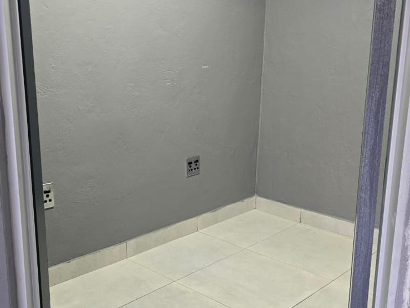 Office Space To let in popular complex - Photo 4