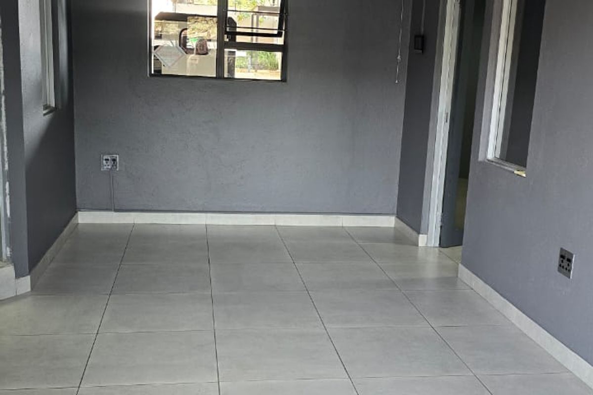 Office Space To let in popular complex - Photo 3