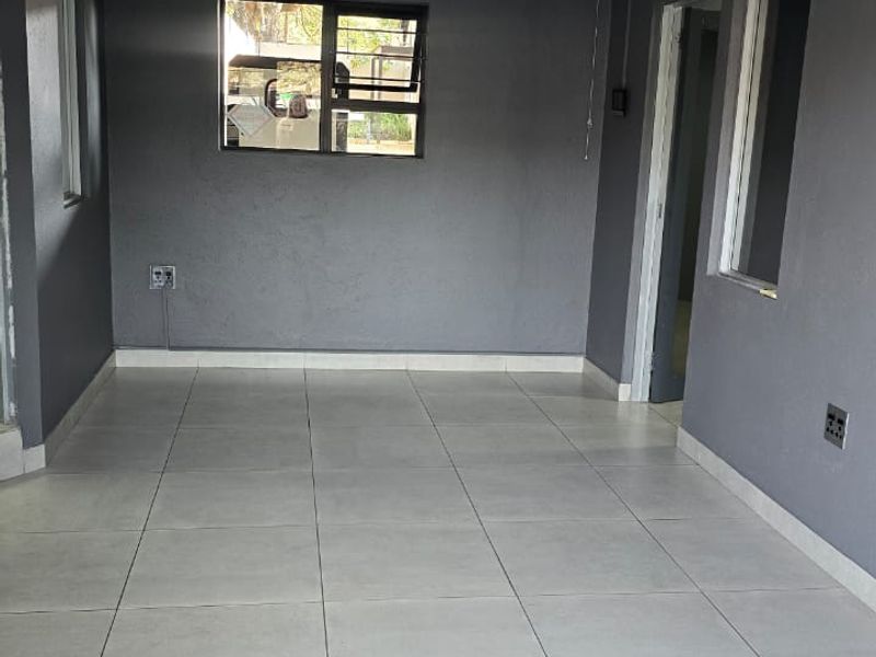 Office Space To let in popular complex - Photo 3