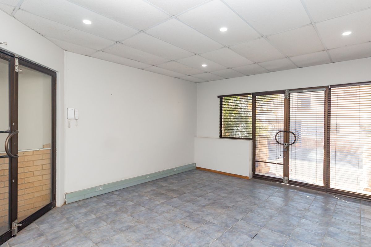 Neat And Sunny Robindale Workspace For Sale / To Let. - Photo 5