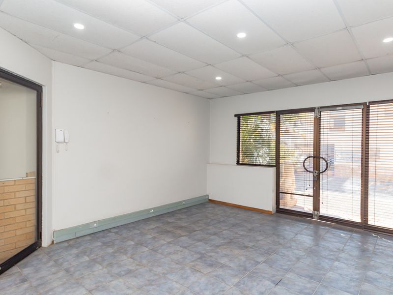 Neat And Sunny Robindale Workspace For Sale / To Let. - Photo 5
