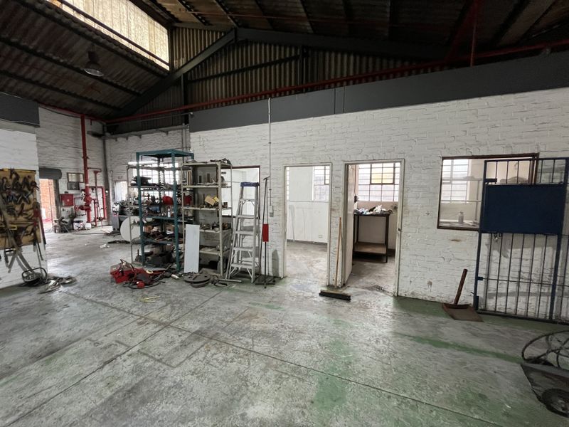Prime 2500 squares Marconi Road Industrial Facility, Heart of Montage Gardens. - Photo 4