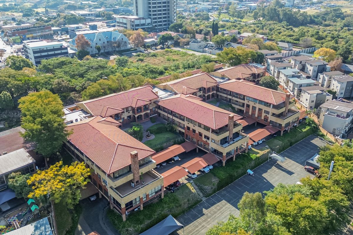 Neat character Sandton Workspace To Let / For Sale. - Photo 3