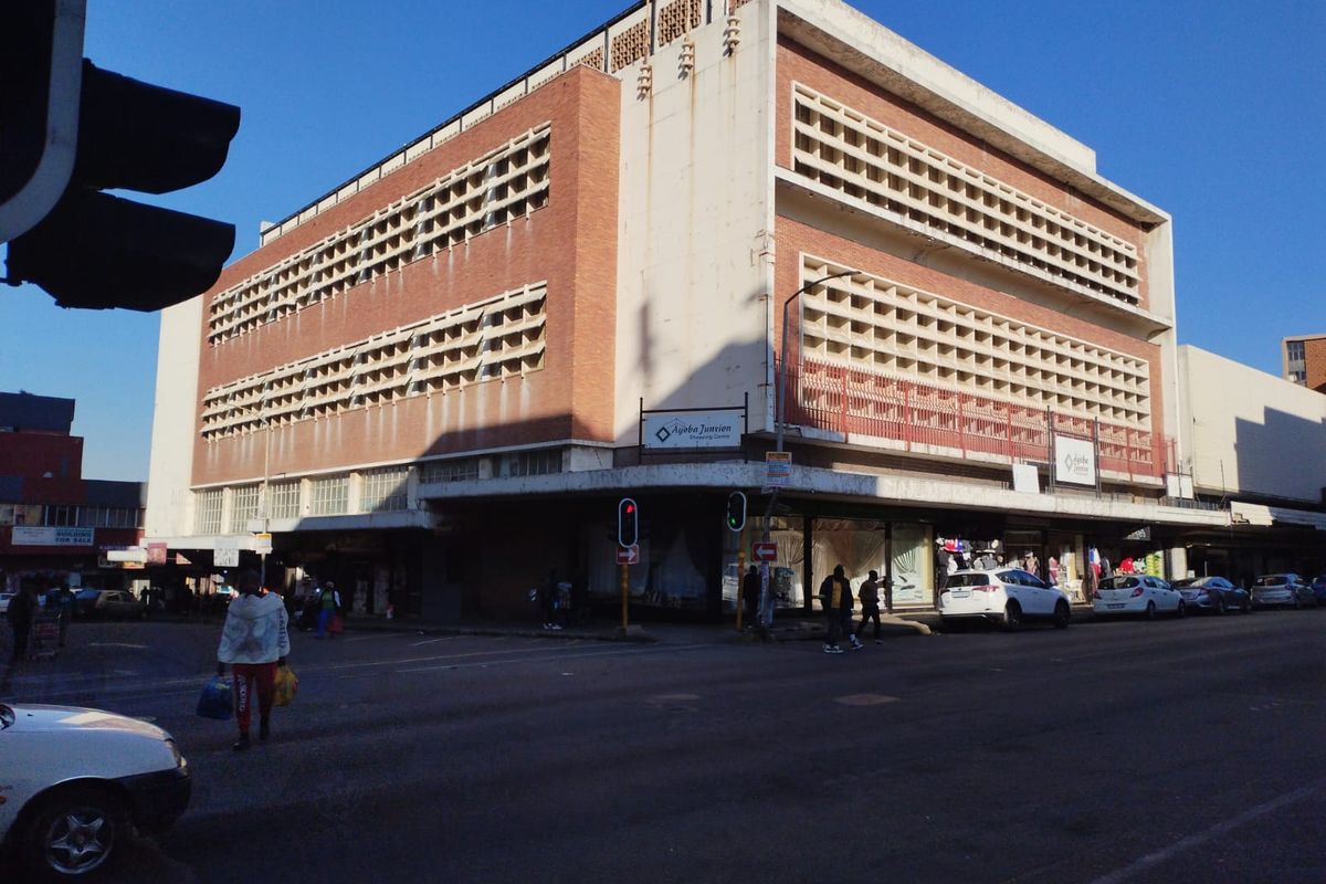 Commercial property for sale in Srings cetral - Photo 3
