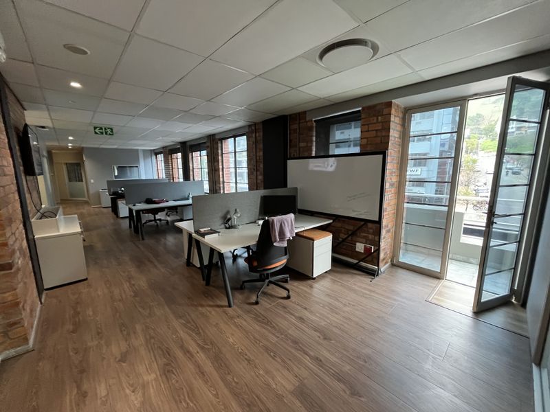 Turnkey A-Grade Office with Balcony Access and Exceptional Natural Light in Green Point - Photo 2