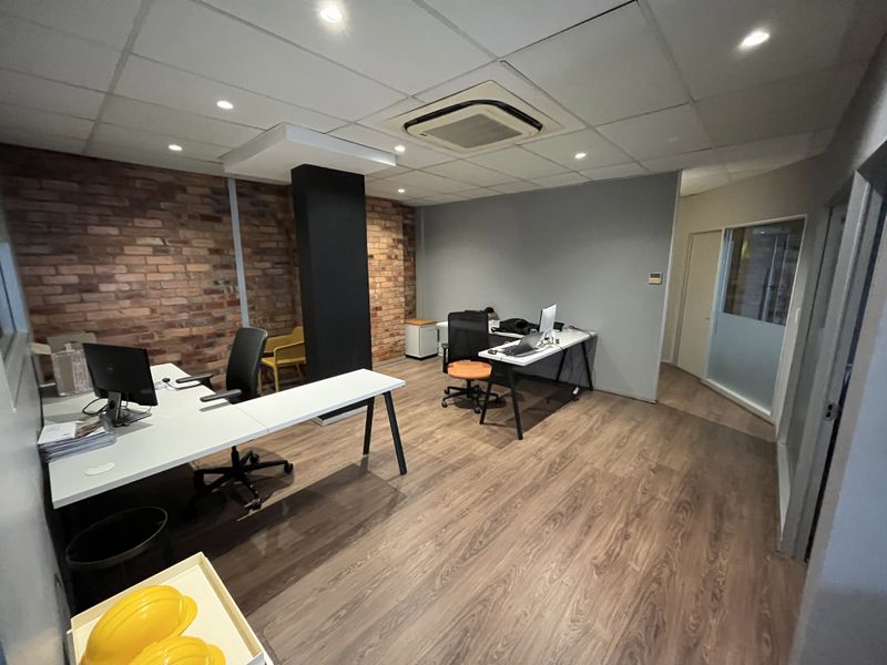 Turnkey A-Grade Office with Balcony Access and Exceptional Natural Light in Green Point - Photo 9