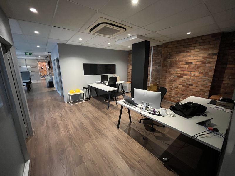 Turnkey A-Grade Office with Balcony Access and Exceptional Natural Light in Green Point - Photo 8