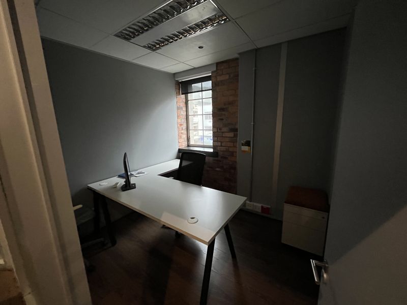 Turnkey A-Grade Office with Balcony Access and Exceptional Natural Light in Green Point - Photo 7