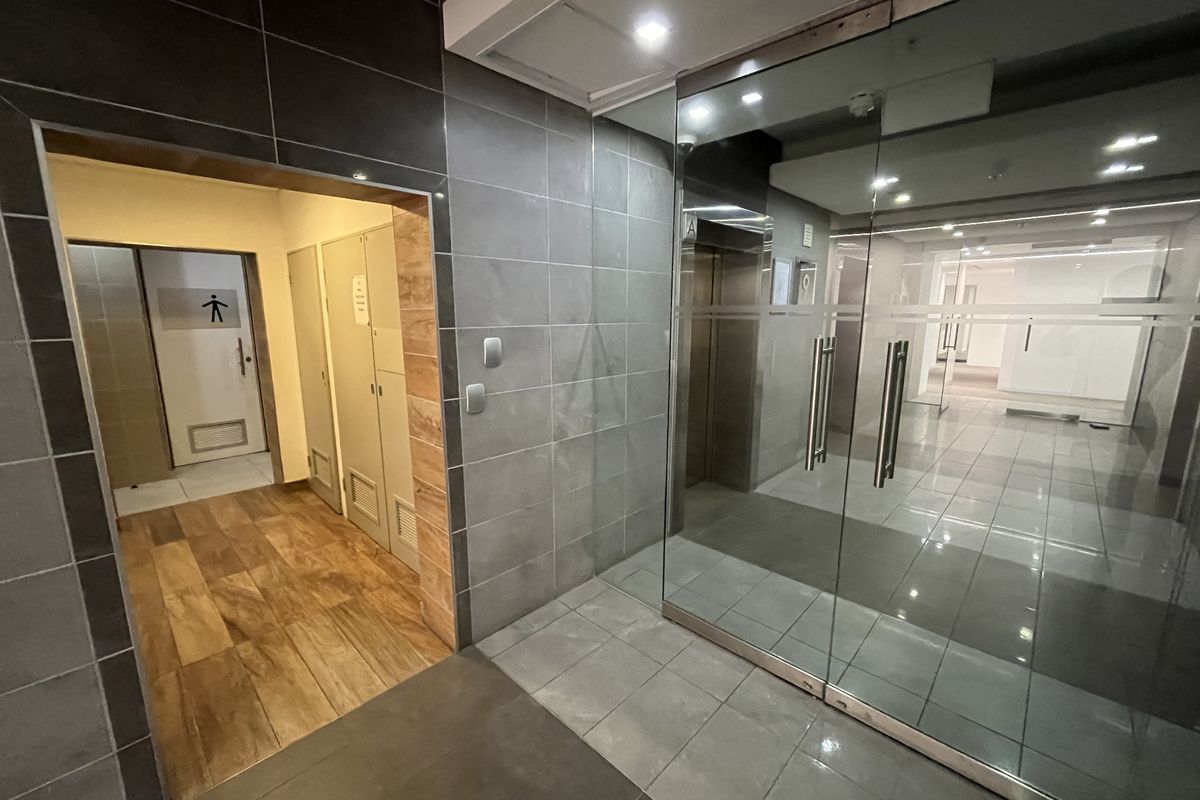 Prestigious Full-Floor Office Opportunity with Sweeping City & Harbour Views - Photo 3