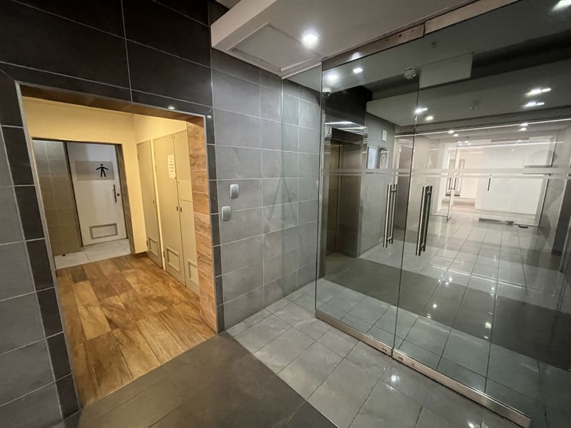 Prestigious Full-Floor Office Opportunity with Sweeping City & Harbour Views - Photo 3