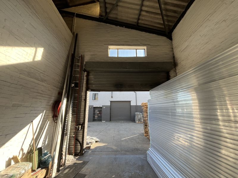 Prime Showroom, Office & Warehouse Space with Exceptional Montague Drive Exposure - Photo 4