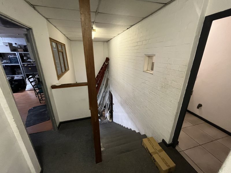 Prime Showroom, Office & Warehouse Space with Exceptional Montague Drive Exposure - Photo 7