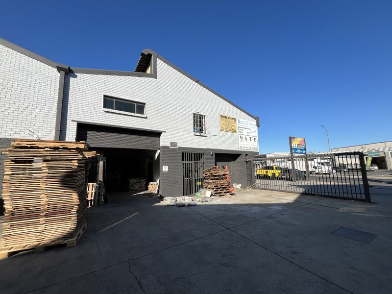 Prime Showroom, Office & Warehouse Space with Exceptional Montague Drive Exposure - Photo 2