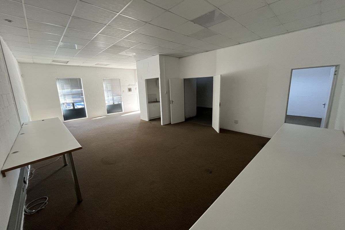 Versatile Light Industrial Unit in Platinum Junction. - Photo 3