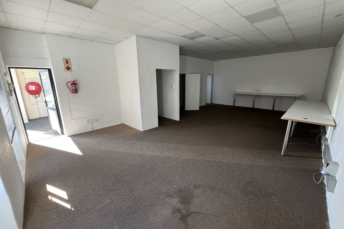 Versatile Light Industrial Unit in Platinum Junction. - Photo 2